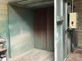 une grande boîte métallique au milieu d'une pièce