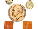 un assortiment de médailles comprenant une médaille, une médaille, une médaille et une médaille