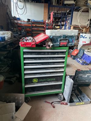 une armoire à outils verte et noire dans un garage