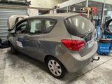 une petite voiture garée dans un garage