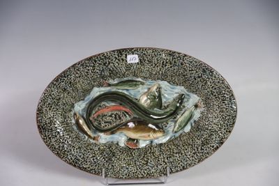 une assiette sur laquelle sont représentés un poisson et un serpent
