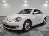 une photo d'une Coccinelle VW blanche garée dans un garage