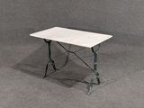 une petite table avec un plateau en marbre blanc sur fond gris