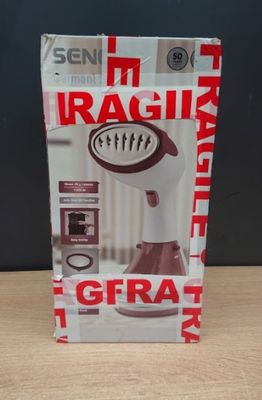 l'emballage d'un ustensile de cuisine rouge et blanc posé sur une table en bois