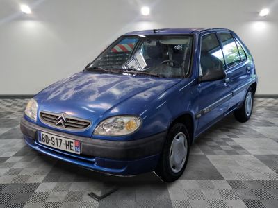 la photo d'une voiture bleue garée dans un garage