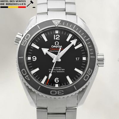 une image d'une montre en gros plan sur fond blanc