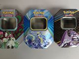 trois types différents de lunettes Pokémon empilées les unes sur les autres
