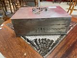 une boîte en métal posée sur une table en bois