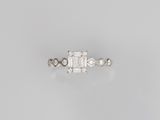 une bague en émeraude et diamant