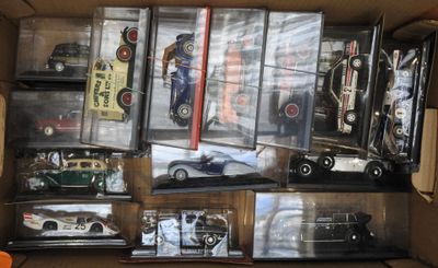 une boîte en carton remplie de petites voitures et d'autres objets