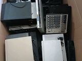 beaucoup de composants électroniques dans une boîte ouverte