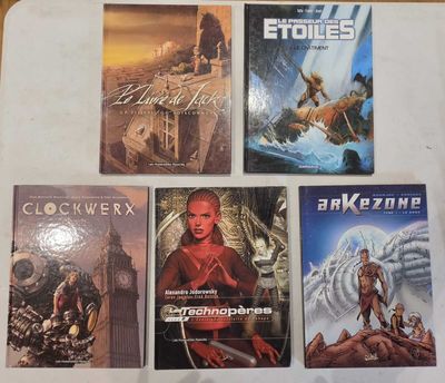 beaucoup de livres sur la table