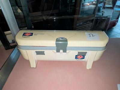 une valise posée par terre devant une porte vitrée