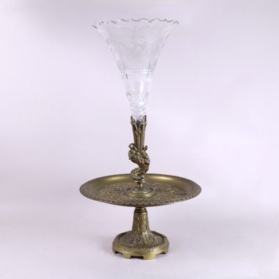 Centre de table composé d'un vase cornet en cristal gravé, à…