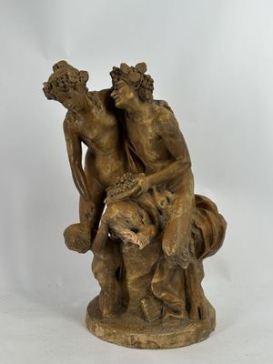 statue en bronze représentant un homme et une femme assis sur une souche d'arbre