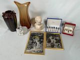 un grand nombre d'objets posés sur une table