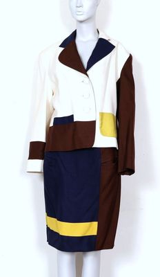 l'image d'un mannequin portant un tailleur jupe et une veste