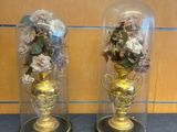 deux vases contenant des fleurs, posés sur une table