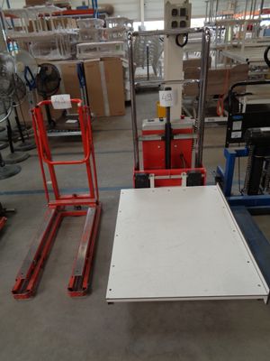 a table that is sitting on a pallet in a warehouse