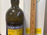 une bouteille de vin posée sur une table à côté d'une règle