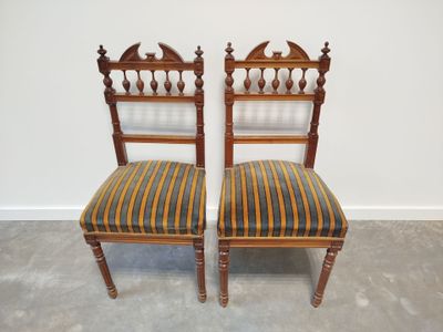 Paire de chaises en bois tourné et mouluré, dossiers à balus…