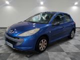 la photo d'une voiture bleue garée dans un garage