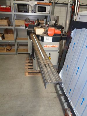 une photo d'une machine dans une usine, entourée de nombreuses caisses
