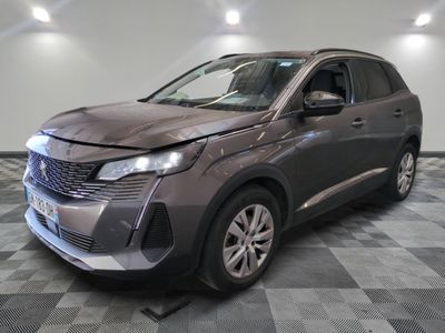 l'avant d'une voiture grise garée sur un sol à damier