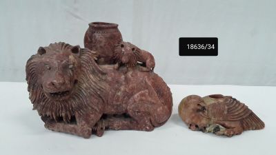 deux figurines d'animaux et un oiseau posés sur une table
