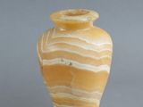 un petit vase et une poire sur la table