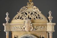 PENDULE en bronze doré à décor ajouré, surmontée d'un lion, … (photo 6)