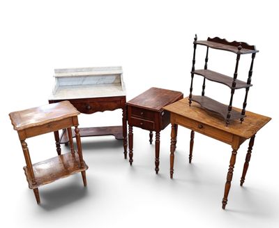 plusieurs meubles, notamment une table, une chaise et une étagère