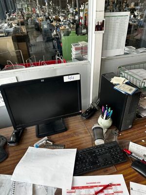un bureau sur lequel se trouvent un ordinateur, un clavier, une souris et des papiers
