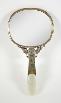 un miroir posé sur une surface blanche