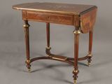 une petite table sur laquelle se trouve un petit tiroir