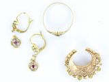 trois paires de bijoux en or, comprenant une bague, une boucle d'oreille et une bague