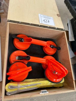 une boîte contenant des cuillères à mesurer orange et des cuillères à mesurer