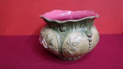 un vase posé sur une table rouge