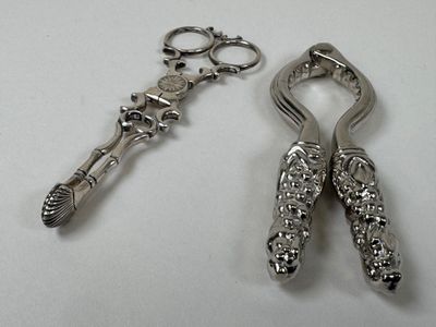 deux cuillères et une paire de ciseaux posés sur une table