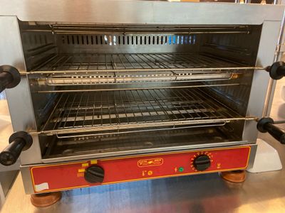 une photo d'un four grille-pain dans une cuisine