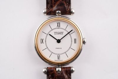 une image d'un gros plan d'une montre-bracelet avec des chiffres romains