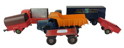 plusieurs camions jouets sont alignés sur une surface blanche