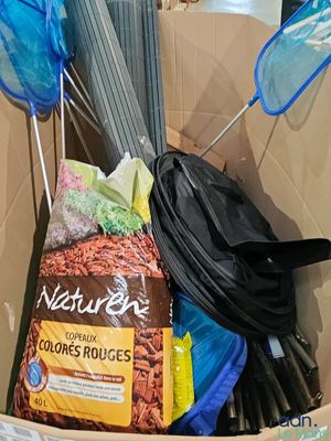 une boîte en carton remplie de produits d'entretien et d'autres objets