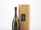 une bouteille de champagne devant une caisse en bois