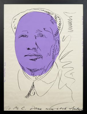 dessin violet représentant un homme en costume-cravate, la main sur la hanche