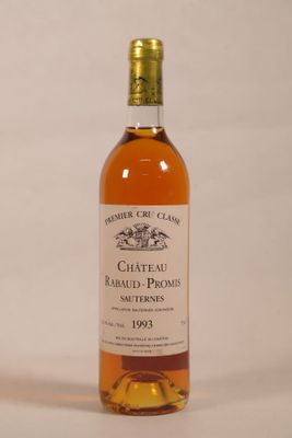 une bouteille de vin posée sur une table