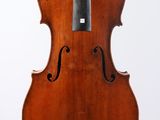 un vieux violon suspendu à une ficelle sur un fond blanc