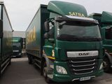 deux camions verts garés l'un à côté de l'autre sur un parking