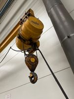 un treuil monté sur une potence articulée jaune, capacité 80… (photo 2)