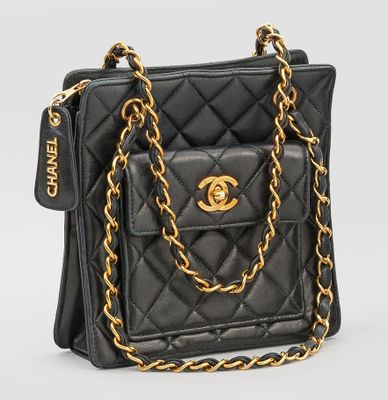 Sac à bandoulière Chanel en cuir matelassé noir avec finitions dorées